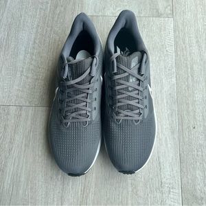 “Brand New” Nike Air Zoom Pegasus 39, Men size 12, Gunsmoke/White-Black